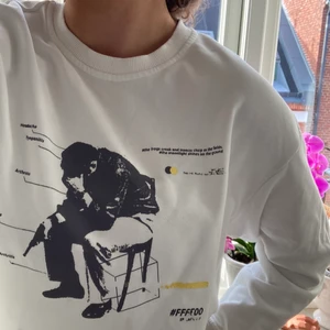 Vit tröja - Skitnice tröja SPACE JENNY!!! Passar bra till vardags och perfekt nu i vår! Skön också. 