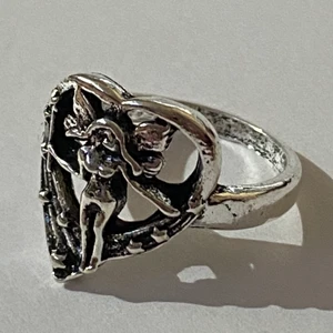Ring - Silverring i form av en hjärta med en “fairy”.