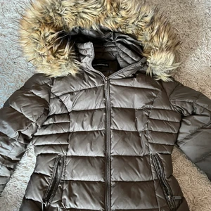 Rock and blue jacka  - Som titeln lyder säljer jag min vinterjacka. Storlek 38 men känns mer som en 36a enligt min mening. Jag kommer inte frakta så kontakt önskas endast av köpare som kan mötas i malmö/oxie. 