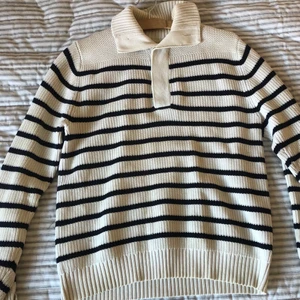 Randig tröja med krage  - Nästan oanvänd randig tröja med krage. Storlek S men skulle mer säga att den är M. Säljer den för 150 + frakt. 