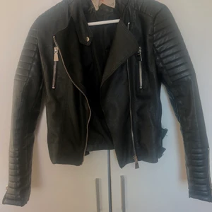 Chiquelle - Populär skinnjacka, använd några gånger, för liten för mig nu