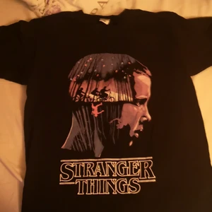 Stranger things tröja - En stranger things tröja med eleven på framsidan storlek S är bekväm och är för er som gillar stranger things. 