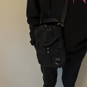 CP company magväska.  - Svart CP company magväska. Skick 9/10. Passar vem som helst. Nästan helt oanvänd. Tyvärr inget kvitto. Orginal pris 1250 kr. Väskan är ÄKTA! Priset kan diskuteras. Skriv för mer bilder!😁 