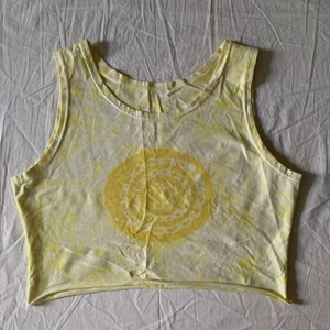 Tie dye topp gul - Gult croppat linne med tie dye mönster! Köpt i Italien på en marknad och saknar lapp, men passar mig som brukar ha S. Bra skick!