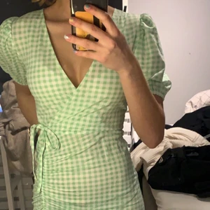 Klänning  - Fin klänning från gina tricot, använd en gång på skolavslutning men aldrig annars, alltså som i nyskick. Priset kan diskuteras men du står för frakten.