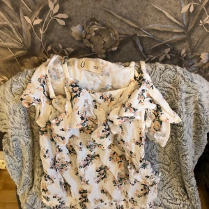 Ett blommig linne - Blommig linne strl 158