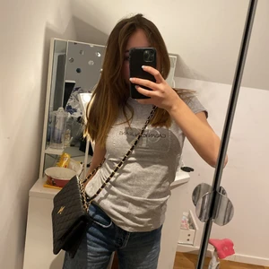 Calvin Klein grå T-shirt  - En fin grå Calvin Klein tröja med blinkande silver detaljer som jag aldrig använt❤️