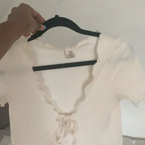 Cardigan från Urban Outfitters  - En väldigt fin och söt cardigan från Urban, den är perfekt till sommaren. Väldigt bra skick på tröjan! Köparen står för frakt. 