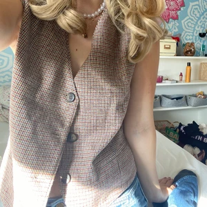 Väst  - Vintage brun-aktig bäst. Storlek S-M. Olika framsida och baksida, som syns på bilderna 💞