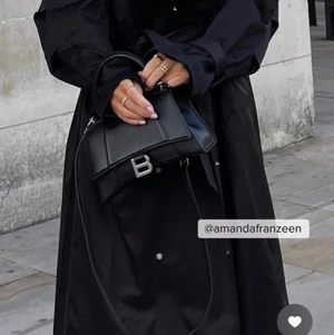 Trenchcoat  - As cool och snygg trenchcoat från NA-KD, i färgen svart, original pris 999kr 🤍