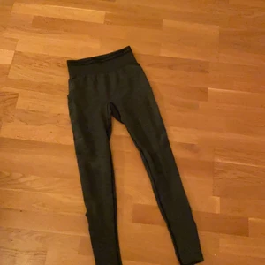 Träningstights - Högmidjade träningstights, säljer för är för små för mig ☀️❤️
