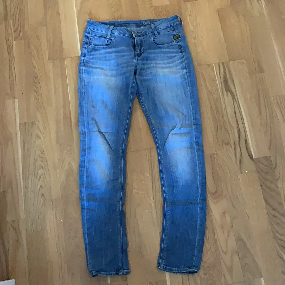 Snygga Jeans från G-star, lågmidjade, bra skick. (De är lite försmå för mig) 💙FRAKT TILLKOMMER💙                       Längd 103cm/ Innerbenslängd 80cm/ Midja 82cm. Jeans & Byxor.