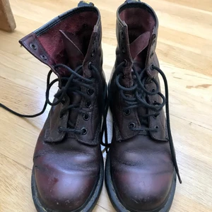 Dr Martens - Ett par sköna Dr Martens i mörklila/röd i str 38✨ frakt ingår!