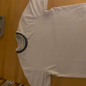 Acne studios t-shirt från ss21, använd första månaden sen har den bara hängt i garderoben, original pris 1600kr                                            