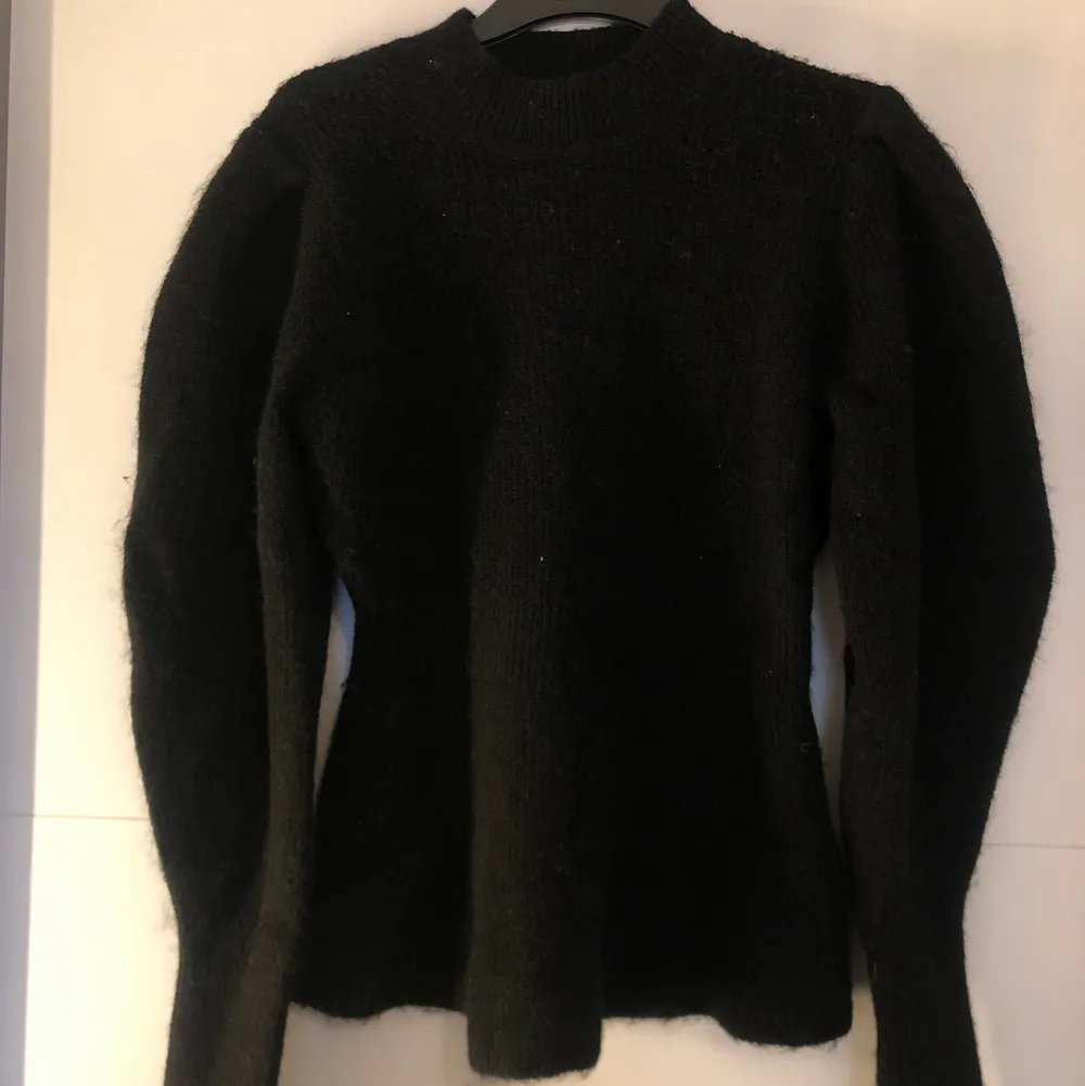 En svart stickad tröja i alpaca blend, köpt från H&M trend i st S. Helt oanvänd.. Stickat.