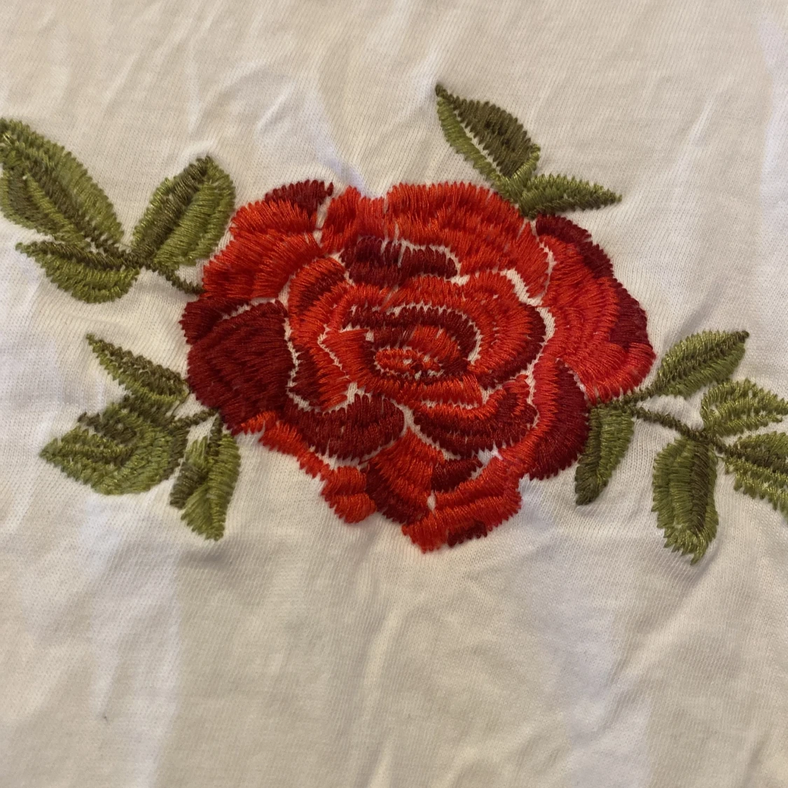 T-shirt med broderi - 90