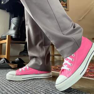Knappt använda rosa converse! Storlek 40 (25cm). Supersnygga nu till våren. Säljer pga för stora för mig!