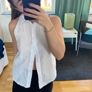 Ärmlös skjorta - Nu säljer jag den mest perfekta ärmlösa skjortan.🤩🙌🏻 Den kommer från NA-KD och har används max 2 gånger, tyvärr. Men nu söker den ett nytt hem, skjortan är i storlek XXS men passar även en XS. Den tvättas och stryks innan postning💕🌟😊🥰