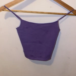 Linné - Det är en lila färg det är en kropp topp så den är ganska kort Det är säkert att det här är för ett barn