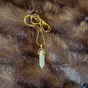 Halsband  - Vit kristall I guldkedja. (OBS ej äkta kristall)