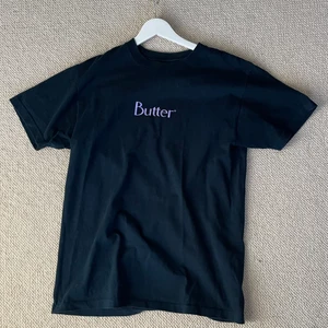 Butter T-shirt - Nypris 499, knappt använd❤️💯 Gratis shipping