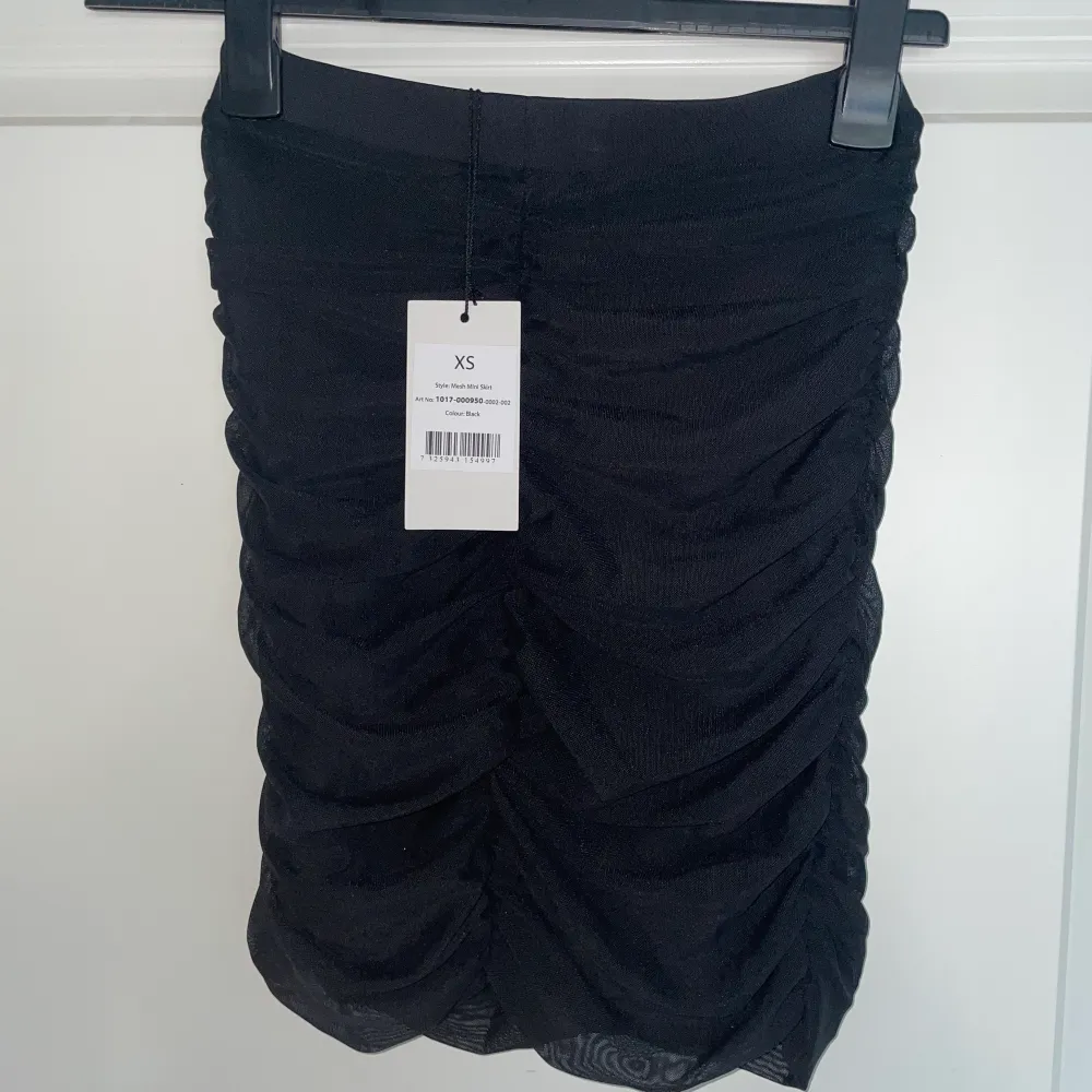 Säljer denna svarta oanvända kjol i mesh med lappen kvar. Storlek XS.. Kjolar.