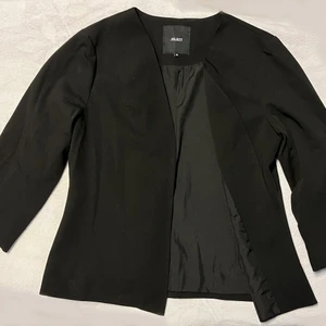 Svart Kavaj utan knäppning - Svart kavaj utan knappar. Ev frakt betalas av köparen. 