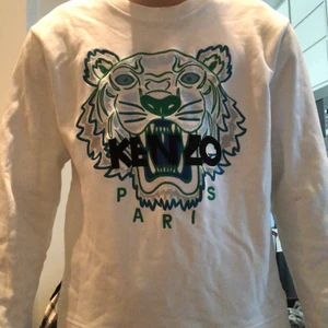 Kenzo Paris  - Säljer min kenzo tröja (vit) då den aldrig kmr till någon användning. Nypris på n:k var 2600 SEK (passar m-s)