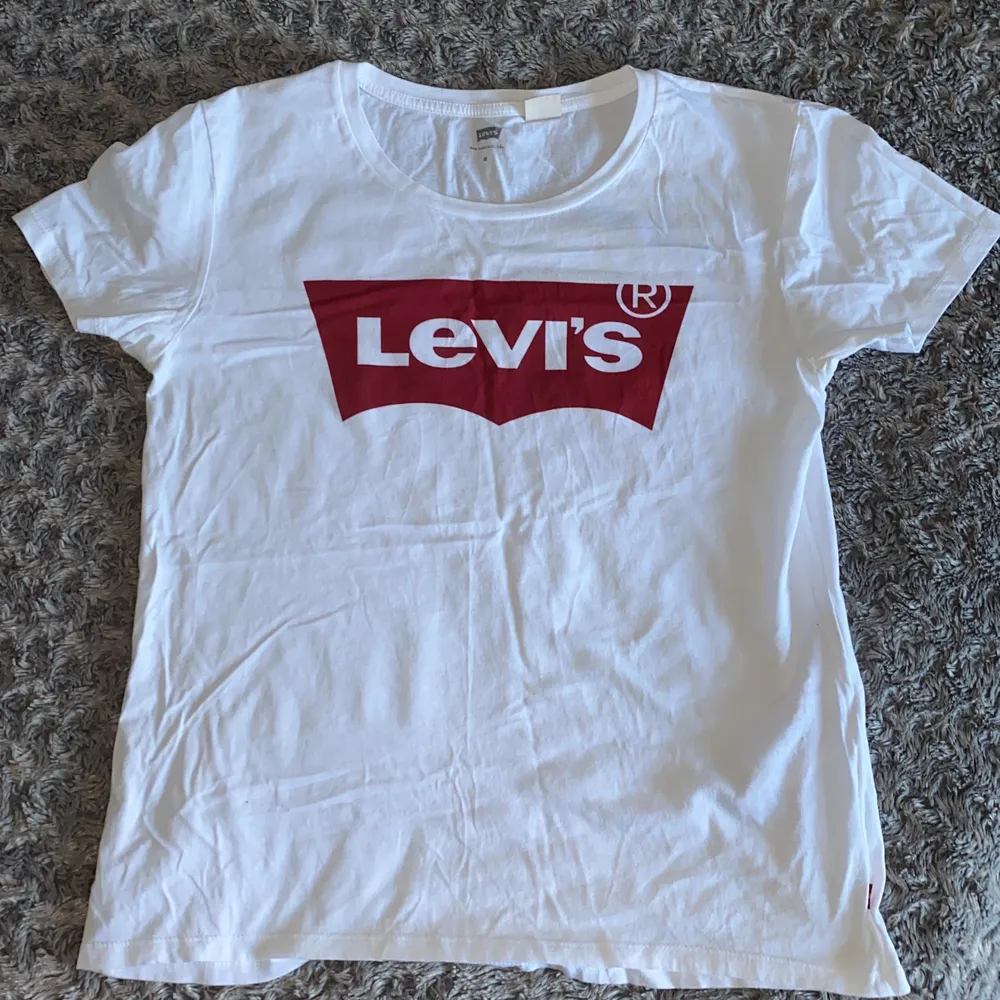 En vanlig vit Levi’s t-shirt i storlek (M). Använt några få gånger. Säljs för det är för stor och används ej. Om ni har flera frågor så är det bara att höra av sig :) . T-shirts.