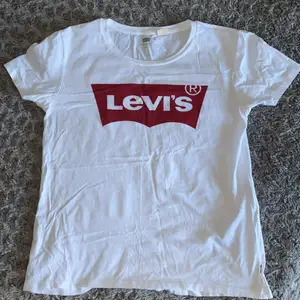 En vanlig vit Levi’s t-shirt i storlek (M). Använt några få gånger. Säljs för det är för stor och används ej. Om ni har flera frågor så är det bara att höra av sig :) 