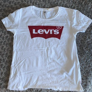 Levi’s t-shirt  - En vanlig vit Levi’s t-shirt i storlek (M). Använt några få gånger. Säljs för det är för stor och används ej. Om ni har flera frågor så är det bara att höra av sig :) 