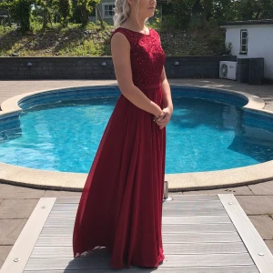 Balklänning - Har bestämt mig nu att jag vill sälja min fina balklänning, den är för fin för att bara hänga inne i garderoben! Den är endast använda under min bal, kan behöva kemtvättas innan pga någon liten fläck! Storlek XS-S, är uppsydd för mig som är 167cm + 4cm till skorna! Skickar gärna fler bilder vid intresse🥰 köparen står för frakten✨ priset går att diskutera! Ny pris 5000kr