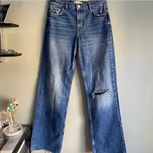 Sjukt snygga jeans - Jeans med hål och lite lågmidjade från zara kontakta mig för fler bilder kan frakta och möttas upp i Stockholm 