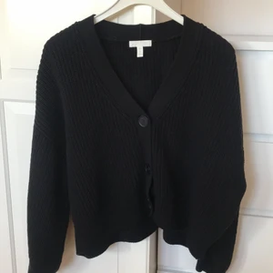 Oversized stickad kofta  - Jättemysig svart stickad kofta från H&M. Säljer då den inte kommer till användning längre. Storlek M men är väldigt oversized på mig som är 164. Kom privat för fler bilder💞använd några gånger men ser så gott som ny ut. Ganska ”tung” tröja därav dyrare frakt