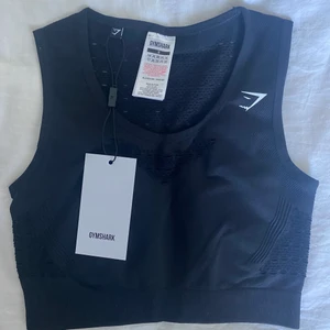 Gymshark crop top S - Säljer min oanvända Gymshark crop top (lappen kvar)💗 Fick liknande i födelsedagspresent, så gick det för många dagar för att lämna tillbaka. Därför jag säljer💘 Skriv för fler bilder/ frågor 🦋 köpt för 400kr. Säljer en till gymshark tröja på min profil! 