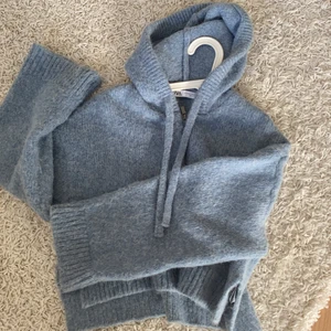 Stickad kofta - Säljer denna trendiga koftan från Zara💕💕 storlek M/L men passar som S också🥰