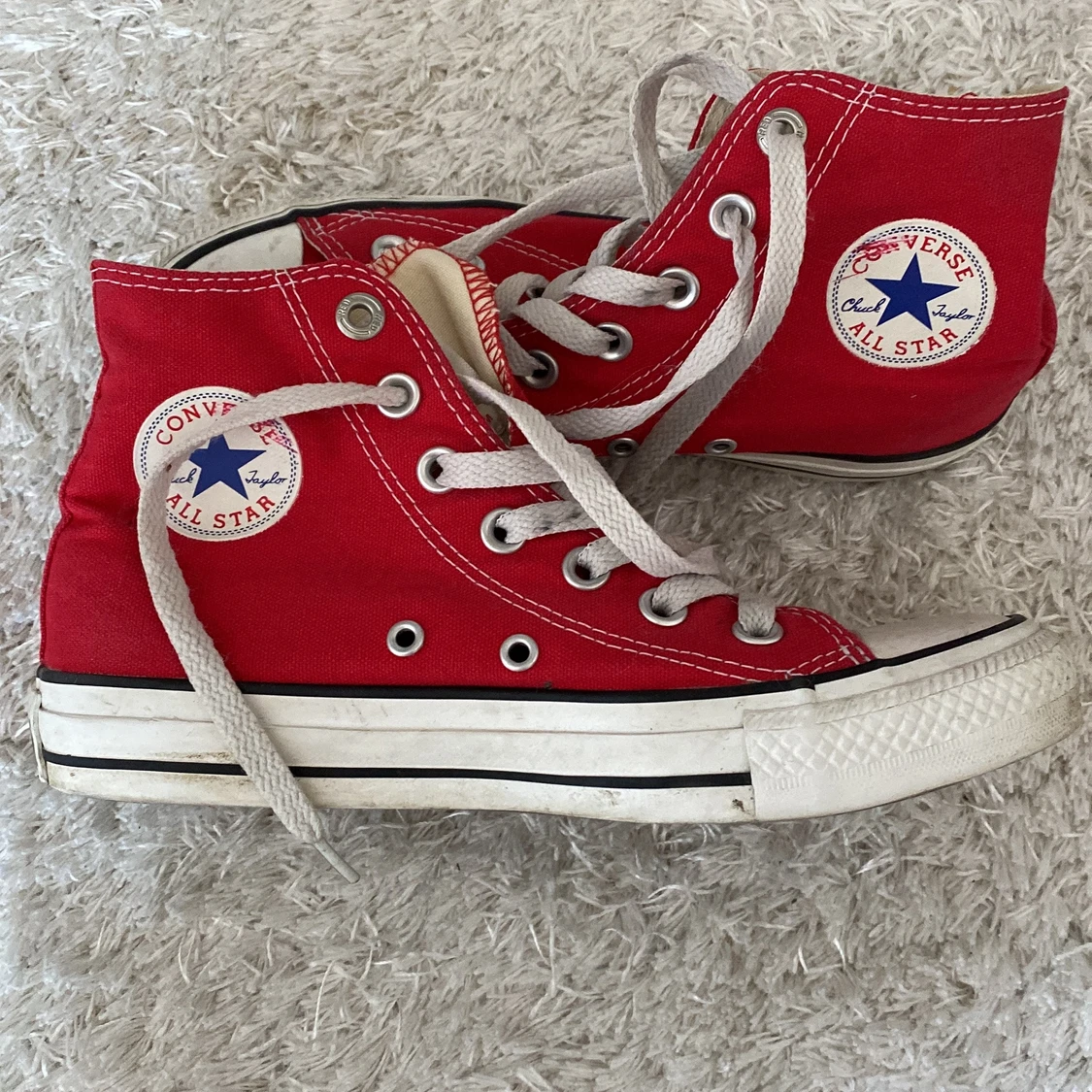 RÖDA CONVERSE