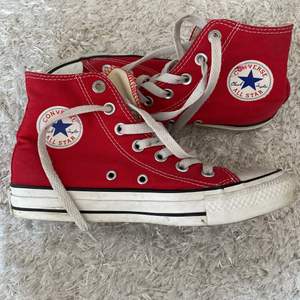 Säljer nu mina röda converse då de tyvärr inte passar mig i storleken längre. Skorna är i använt skick❤️perfekta nu till våren då det ger lite färg till outfiten!!😍