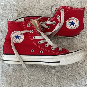 RÖDA CONVERSE - Säljer nu mina röda converse då de tyvärr inte passar mig i storleken längre. Skorna är i använt skick❤️perfekta nu till våren då det ger lite färg till outfiten!!😍