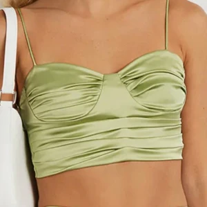 Topp  - Grön festtopp i satin, använd endast 1 gång! Helt slutsåld, nypris 350.