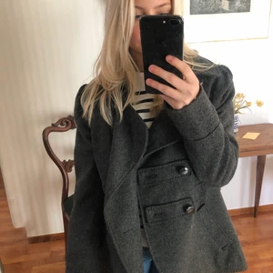 Kort kappa - Säljer denna korta kappa från HM. Strl 42 men sitter snyggt oversize på mig som har S i vanliga fall!