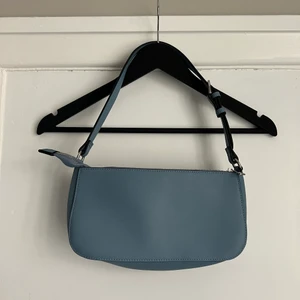 Blå väska  - Aldrig använd, har en innerficka med dragkedja