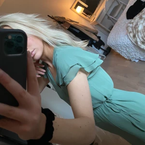 Grön sommarklänning - Superfin klänning från H&M som aldrig kommit till användning🤍