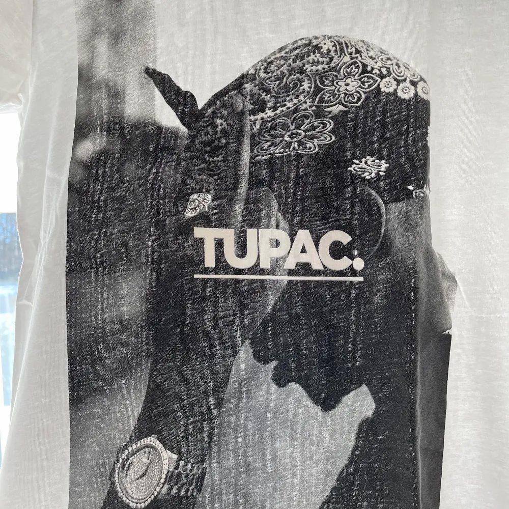 Ganska lång T-shirt med tryck av tupac på. . T-shirts.