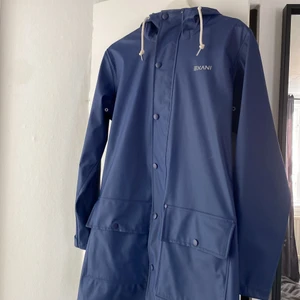 Regnjacka - Mörkblå regnjacka från eXani 