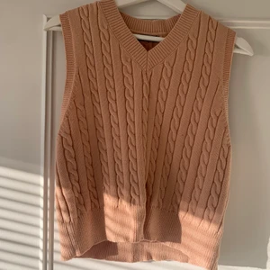 Väst - Aprikosfärgad :)                                                           Storleken är L men den är liten i storlek skulle snarare säga att den är S/M. 