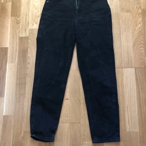 Svarta straight fit jeans. - Svarta straight fit jeans från Gina Tricot i storlek 34. Om du vill ha en bild på hur dem sitter på så skriv privat så skickar jag:).