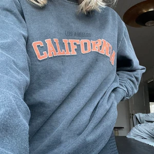 Sweatshirt - Grå sweatshirt med oranget tryck! 