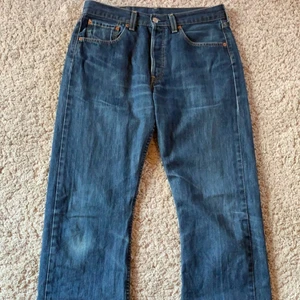 Levis 501 - Levisbyxor som är i bra skick men säljs billigt då de har röda fläckar på baksidan av byxan (se sista bild) det finns mer fläckar på andra delar av byxan (bara på baksidan av byxorna) dock så ser man de bättre på bild än i verkligheten.