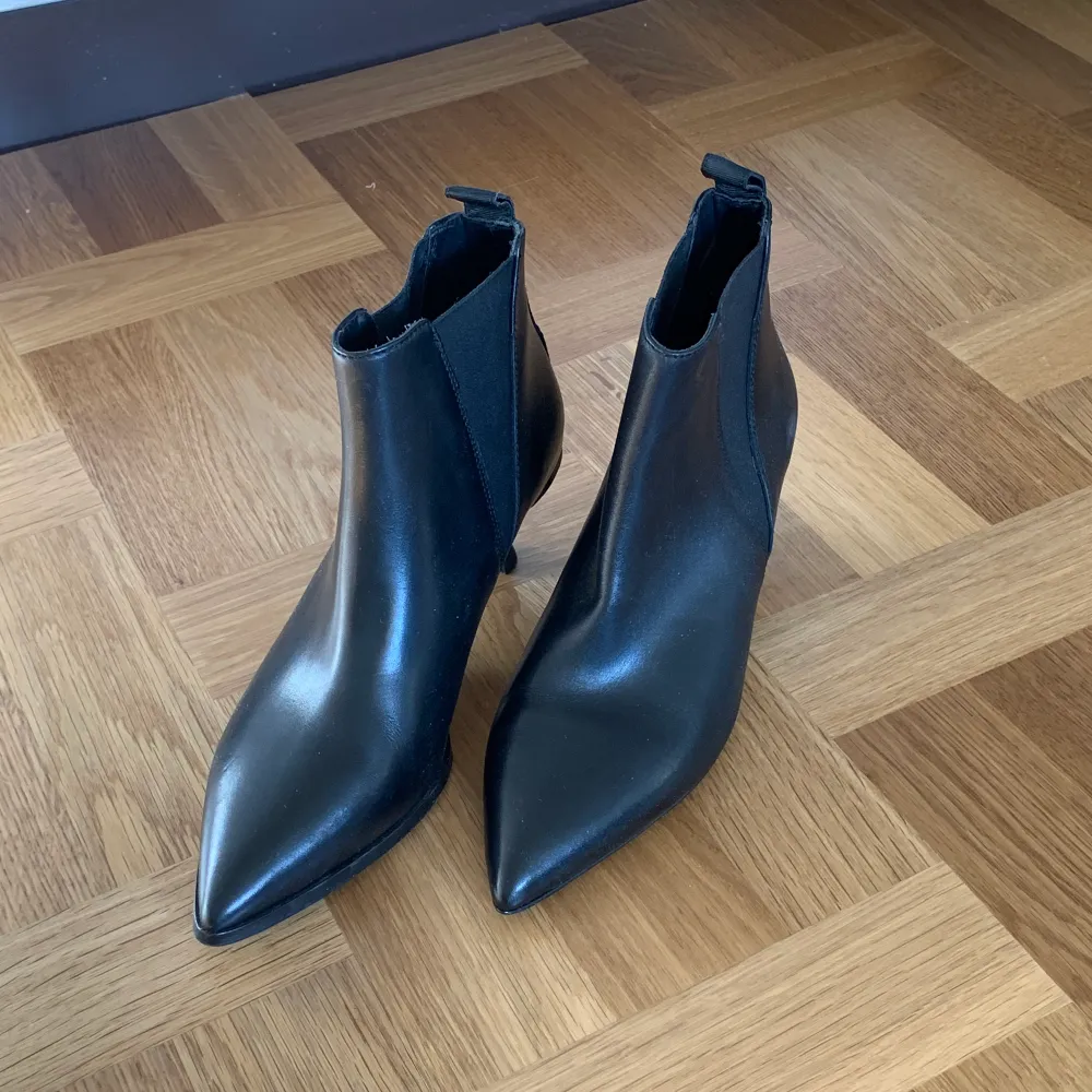 Beautiful ankle boots by acne studios. Only worn twice, they sadly don’t fit my foot. . Skor.